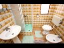 Apartamenty Doktor - sea view; A2(9) Mastrinka - Wyspa Ciovo  - Apartament - A2(9): łazienka z WC