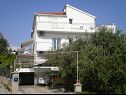 Apartamenty Ljuba - nice garden: A2(4+1) Plavi, A4(8+1), A1(2+2) Okrug Gornji - Wyspa Ciovo  - dom