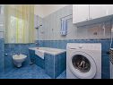 Apartamenty Ljuba - nice garden: A2(4+1) Plavi, A4(8+1), A1(2+2) Okrug Gornji - Wyspa Ciovo  - Apartament - A4(8+1): łazienka z WC