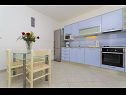 Apartamenty Ljuba - nice garden: A2(4+1) Plavi, A4(8+1), A1(2+2) Okrug Gornji - Wyspa Ciovo  - Apartament - A4(8+1): kuchnia z jadalnią