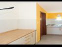 Apartamenty Filip - with parking : A1-2A(2+3), SA2-2B(2+1), A3-3A(2+3), SA4-3B(2+1) Okrug Gornji - Wyspa Ciovo  - Apartament - A3-3A(2+3): kuchnia