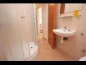 Apartamenty Brane - 100m from the beach: A1 Ana (4+1), A2 Damira (4+1) Okrug Gornji - Wyspa Ciovo  - Apartament - A1 Ana (4+1): łazienka z WC