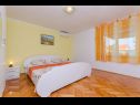 Apartamenty Ljuba - nice garden: A2(4+1) Plavi, A4(8+1), A1(2+2) Okrug Gornji - Wyspa Ciovo  - Apartament - A1(2+2): sypialnia