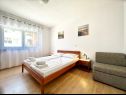 Apartamenty Mari - 150 m from sea: A1(2+1), A2(2+1), A3(2+1), A4(2+1) Okrug Gornji - Wyspa Ciovo  - Apartament - A2(2+1): sypialnia
