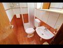 Apartamenty Relax - 50 m from sea: A1(2+2) Lumbarda - Wyspa Korcula  - Apartament - A1(2+2): łazienka z WC