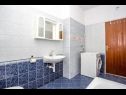 Apartamenty Željko - spacious and affordable A1(6+2), SA2(2), SA3(2), SA4(2+1) Makarska - Riwiera Makarska  - Studio apartament - SA4(2+1): łazienka z WC