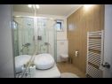 Apartamenty Palmina - comfort apartment: A1 veliki (6),  A2 žuti (4+1), A3 lila (2), SA4 bijeli (2) Makarska - Riwiera Makarska  - Apartament - A1 veliki (6): łazienka z WC