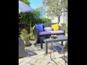 Apartamenty Viki - seaview & garden terrace: A1(6) Makarska - Riwiera Makarska  - tarasa w ogrodzie