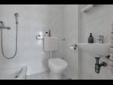 Apartamenty Ivica - 100m from the beach: SA1(2+1) ljubicasti, SA3(2) narancasti Makarska - Riwiera Makarska  - Studio apartament - SA1(2+1) ljubicasti: łazienka z WC