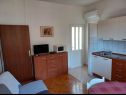 Apartamenty Mari - 40 m from sea: A1(4), A2(2+2), SA3(2) Krilo Jesenice - Riwiera Omis  - Apartament - A1(4): kuchnia z jadalnią