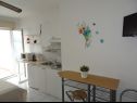 Apartamenty Mari - 40 m from sea: A1(4), A2(2+2), SA3(2) Krilo Jesenice - Riwiera Omis  - Studio apartament - SA3(2): kuchnia z jadalnią