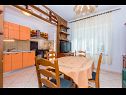 Apartamenty Ivan - 15 m from beach: A1(7+1), A2 Žuti (2+2), A3 Crveni (2+2) Lun - Wyspa Pag  - Apartament - A1(7+1): kuchnia z jadalnią