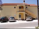 Apartamenty BePa - 200 m from sandy beach: A1(5), A2(6), A3(5), A4(5) Lopar - Wyspa Rab  - parking