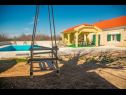 Dom wakacyjny Villa Karaga - with private pool: H(8+1) Ljubotic - Riwiera Sibenik  - Chorwacja  - dziedziniec