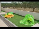 Dom wakacyjny Ivy - with outdoor swimming pool: H(4+2) Vodice - Riwiera Sibenik  - Chorwacja  - plac zabaw dla dzieci
