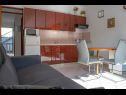 Apartamenty Daira - great location A1(2), A2(2), A3(4) Stomorska - Wyspa Solta  - Apartament - A2(2): kuchnia z jadalnią