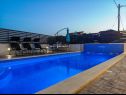 Apartamenty Zdene - private pool: A1(6+2), A2(6) Kastel Luksic - Riwiera Split  - basen