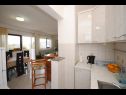 Apartamenty Ezgety - 330m from the beach: A1(6) Kastel Stafilic - Riwiera Split  - Apartament - A1(6): kuchnia z jadalnią