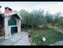 Apartamenty Damir - with garden: A1(6) Kastel Stafilic - Riwiera Split  - dom