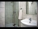 Apartamenty Robi - 50m from beach SA2(2+1), SA4(2+1), R1(2), R3(2) Podstrana - Riwiera Split  - Pokój - R1(2): łazienka z WC