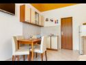 Apartamenty Jurica - 300 m from sea: A1 Lea(2+1), A2 Roko(2+1) Split - Riwiera Split  - Apartament - A1 Lea(2+1): kuchnia z jadalnią