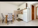 Apartamenty Jurica - 300 m from sea: A1 Lea(2+1), A2 Roko(2+1) Split - Riwiera Split  - Apartament - A2 Roko(2+1): kuchnia z jadalnią