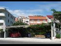 Apartamenty Anđelka - 50 m from beach: A3(9), A4(4), A5(2) Marina - Riwiera Trogir  - parking (dom i otoczenie)