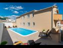 Apartamenty Lux 2 - heated pool: A2(4+2), A3(4+2) Marina - Riwiera Trogir  - basen (dom i otoczenie)
