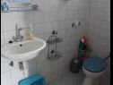 Apartamenty Milka - 100m from the sea A1(4), A2(2+1) Seget Donji - Riwiera Trogir  - Apartament - A2(2+1): łazienka z WC