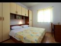 Apartamenty Mare - 30 m from pebble beach: SA1(2), SA2(2), A3(4), A4(4), A5(8) Seget Vranjica - Riwiera Trogir  - Apartament - A3(4): sypialnia