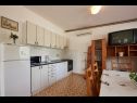 Apartamenty Mare - 30 m from pebble beach: SA1(2), SA2(2), A3(4), A4(4), A5(8) Seget Vranjica - Riwiera Trogir  - Apartament - A5(8): kuchnia z jadalnią