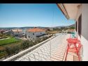 Apartamenty Tomi - with large terrace (60m2): A1(4) Trogir - Riwiera Trogir  - Apartament - A1(4): widok z tarase