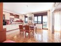 Apartamenty Tomi - with large terrace (60m2): A1(4) Trogir - Riwiera Trogir  - Apartament - A1(4): kuchnia z jadalnią