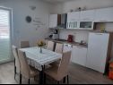Apartamenty Marija - 10m from beach: A1(4+1), A2(6), A3(6+2) Trogir - Riwiera Trogir  - Apartament - A1(4+1): kuchnia z jadalnią