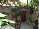 Apartamenty i pokoje Jare - in old town R1 zelena(2), A2 gornji (2+2) Trogir - Riwiera Trogir  - tarasa w ogrodzie