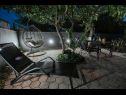 Apartamenty Florio - garden & free parking: A1(5) Trogir - Riwiera Trogir  - tarasa w ogrodzie