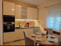 Apartamenty Slaven - 50 m from beach: A1(4+2), A2(2+1), A3(4+1) Vinisce - Riwiera Trogir  - Apartament - A1(4+2): kuchnia z jadalnią