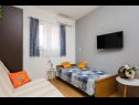 Apartamenty Ivo - beach nearby: A1(2+3), A2(2+2), A3(4+1) Vinisce - Riwiera Trogir  - Apartament - A2(2+2): pokój dzienny