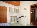 Apartamenty Nada - 100 m from beach: A1 Lijevi(2), A2 Desni (2), SA4 Mali(2) Kali - Wyspa Ugljan  - Apartament - A2 Desni (2): kuchnia z jadalnią