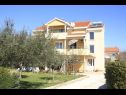 Apartamenty Mediteran - private parking: A1(2+1) Privlaka - Riwiera Zadar  - dom
