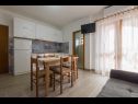 Apartamenty Armitage - family friendly: A1(4), A2(4+1), A3(2+1), A4(2+1), A5(2+1) Privlaka - Riwiera Zadar  - Apartament - A1(4): kuchnia z jadalnią