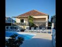 Dom wakacyjny Ivana - with a private pool: H(8) Privlaka - Riwiera Zadar  - Chorwacja  - basen (dom i otoczenie)