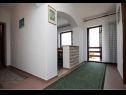 Apartamenty i pokoje Voyasi - 60 m from sea: A1(2), A2(2), A4(2), A6(2), A7(4), R5(2) Starigrad-Paklenica - Riwiera Zadar  - Apartament - A7(4): korytarz