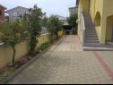 Apartamenty Vanja - terrace & BBQ A1(4+2), A2(4+1) Vir - Riwiera Zadar  - dziedziniec