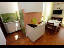 Apartamenty Ankica - 150 m from beach: A1(2+2), A2(5), A3(4+1), A4(2+2) Zadar - Riwiera Zadar  - Apartament - A1(2+2): kuchnia z jadalnią