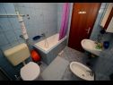 Apartamenty Ankica - 150 m from beach: A1(2+2), A2(5), A3(4+1), A4(2+2) Zadar - Riwiera Zadar  - Apartament - A3(4+1): łazienka z WC