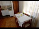 Apartamenty Ankica - 150 m from beach: A1(2+2), A2(5), A3(4+1), A4(2+2) Zadar - Riwiera Zadar  - Apartament - A4(2+2): kuchnia z jadalnią