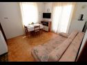 Apartamenty Ankica - 150 m from beach: A1(2+2), A2(5), A3(4+1), A4(2+2) Zadar - Riwiera Zadar  - Apartament - A4(2+2): pokój dzienny