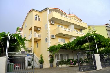 Apartamenty Ivi - big parking and courtyard SA2(3), SA4(2+1), SA3(2+1), SA5(2+1), SA6(2+1) Makarska - Riwiera Makarska 