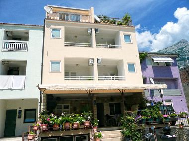 Apartamenty Ivica - 100m from the beach: SA1(2+1) ljubicasti, SA3(2) narancasti Makarska - Riwiera Makarska 